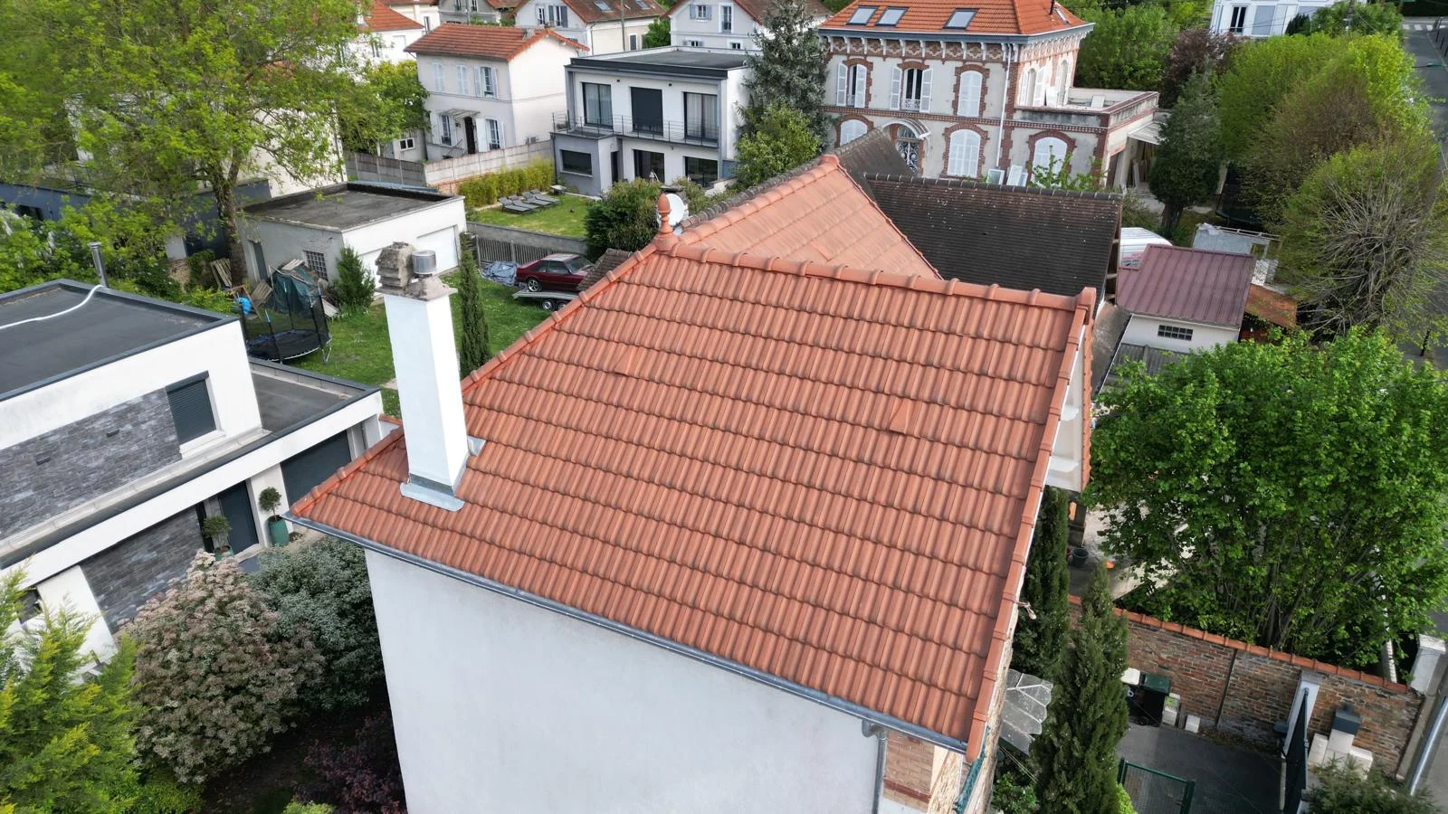 Toiture traditionnelle en tuiles mécaniques après rénovation au Raincy par ETS Mouredon 93