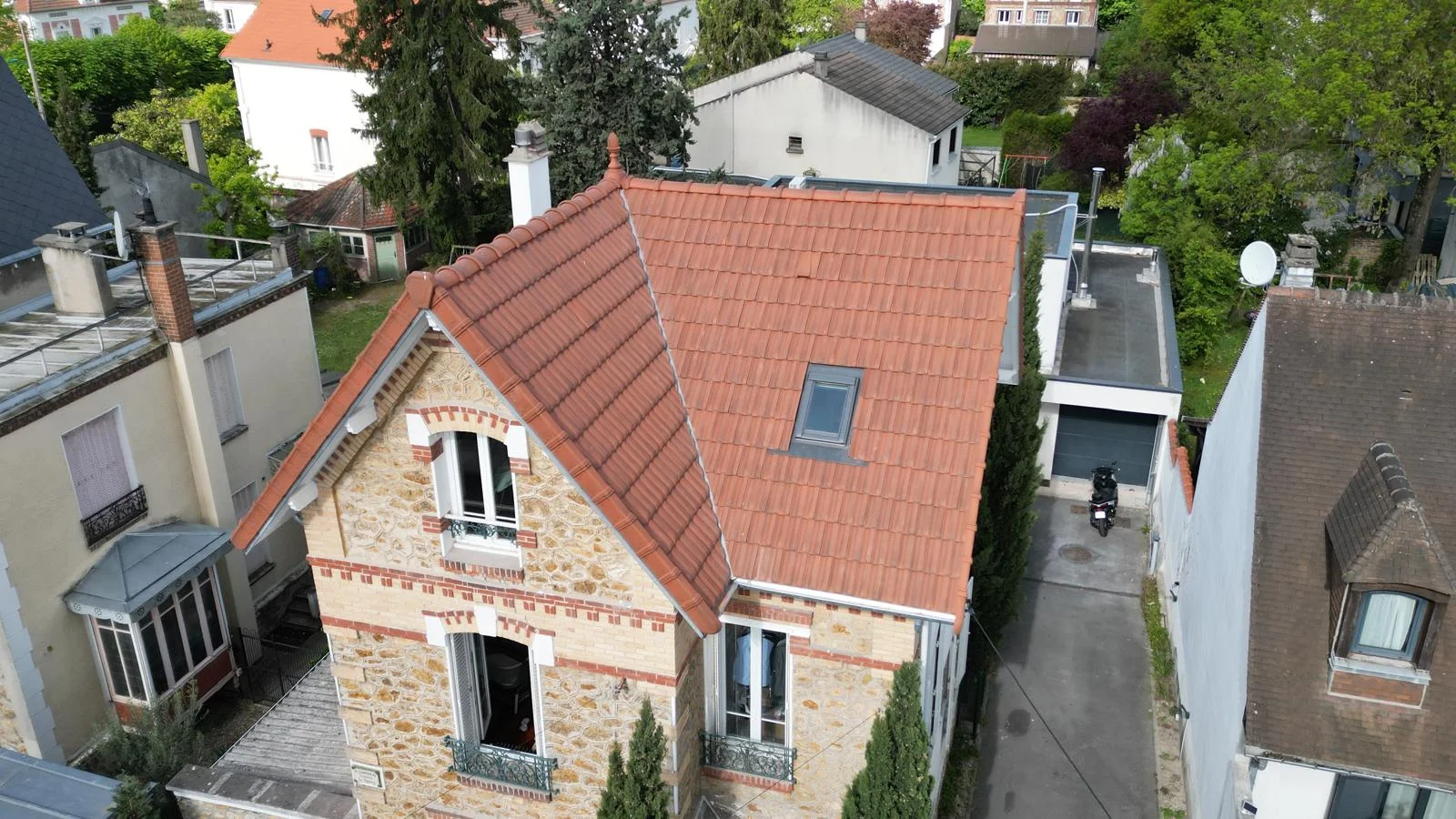 Autre vue du chantier de couverture en tuiles mécaniques rénovée au Raincy