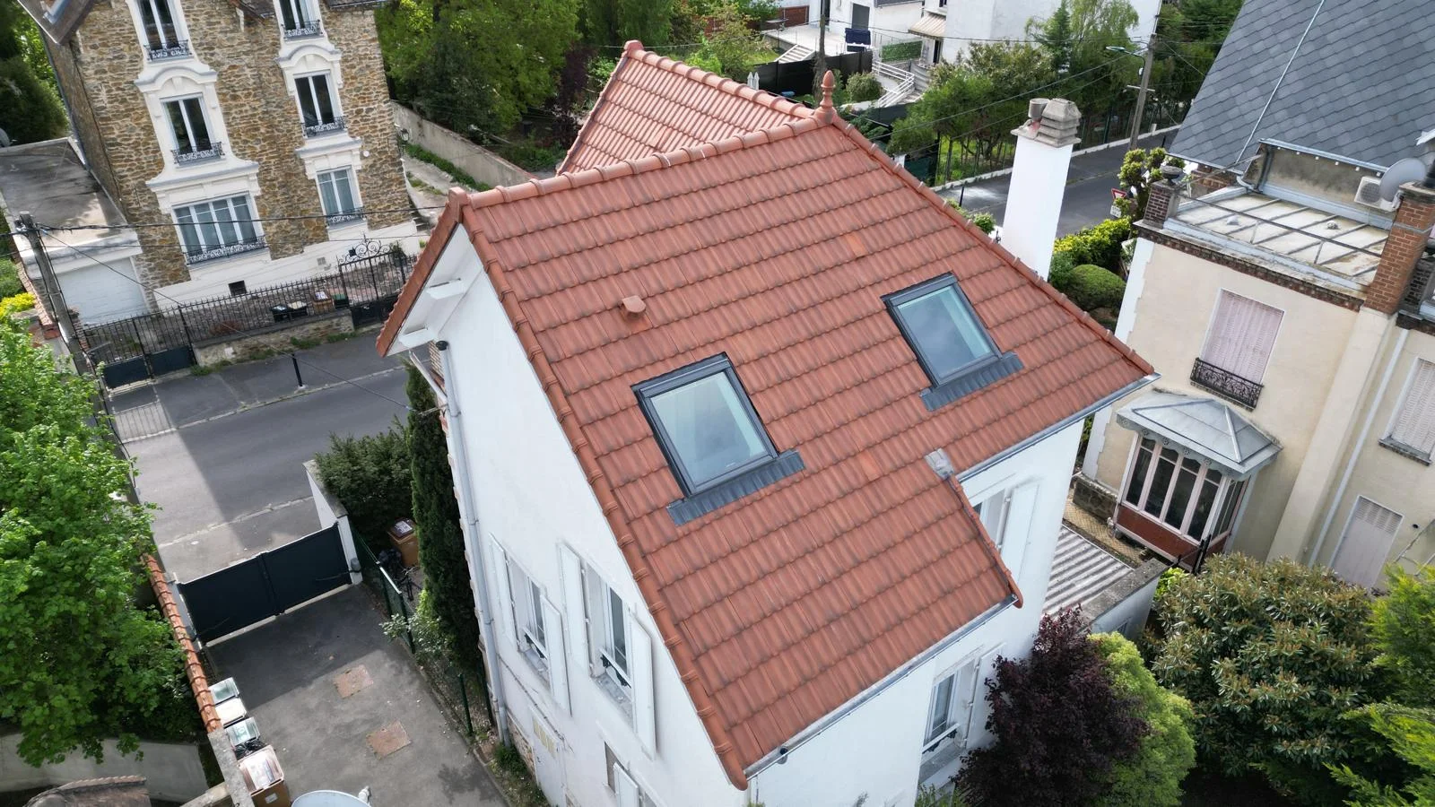Troisième vue de la toiture en tuiles mécaniques rénovée au Raincy