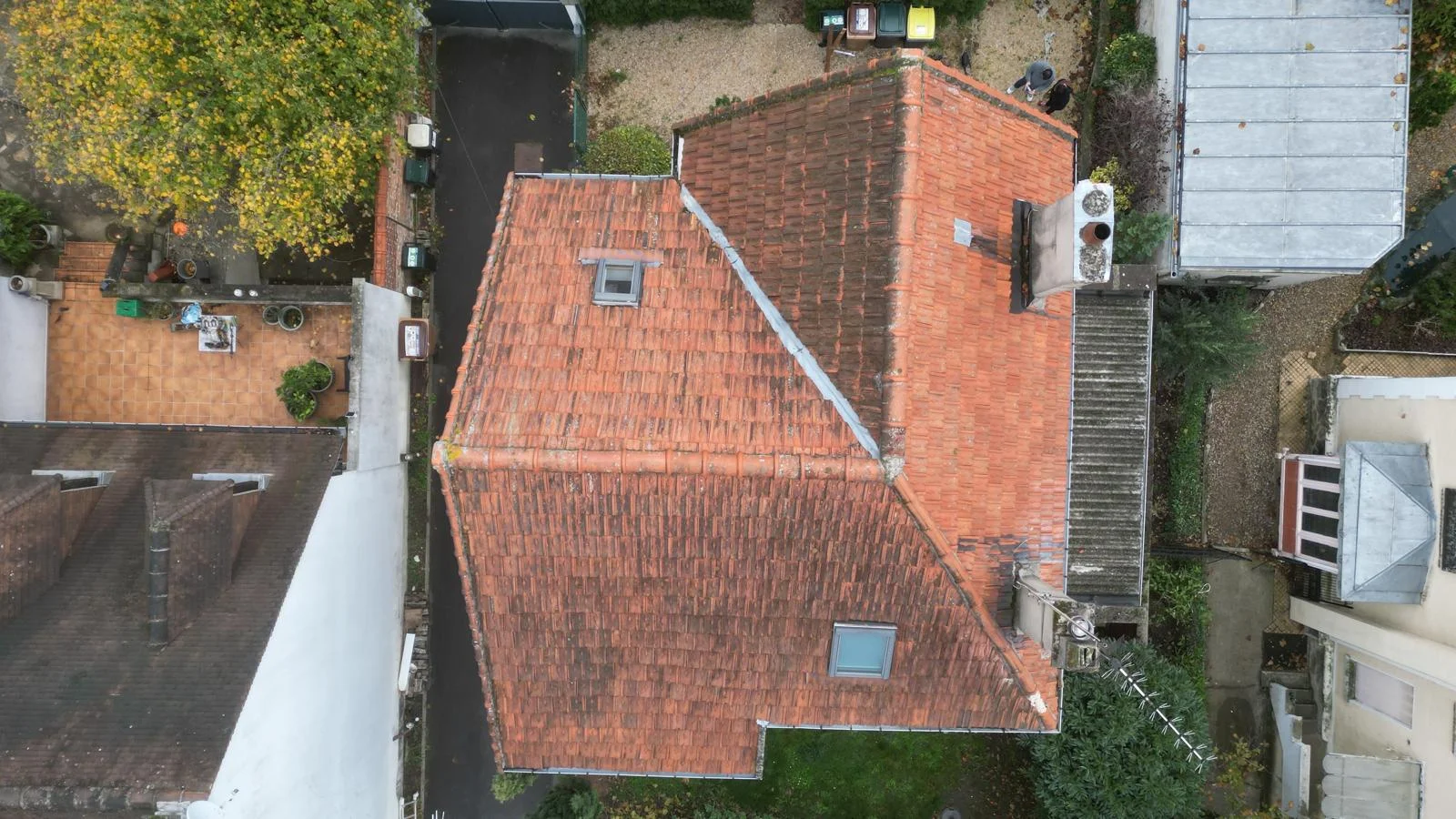 Première photographie de la toiture en tuiles mécaniques au Raincy avant rénovation