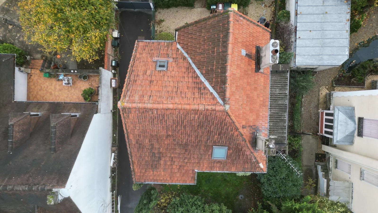 Deuxième vue de la toiture traditionnelle avant les travaux de rénovation au Raincy