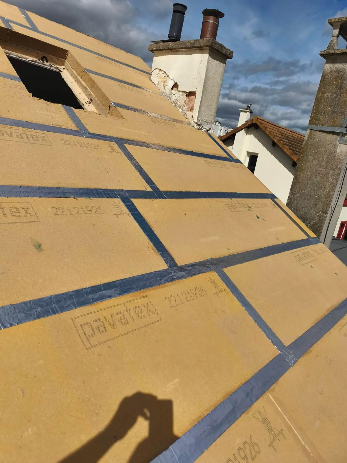 Vue complémentaire d'un chantier d'isolation de toiture en panneaux de fibre de bois Mouredon 93